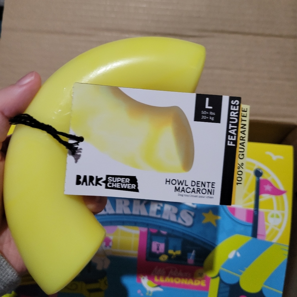 NWT Barkbox Super Chewer Nylon Howl Dente Macaroni toy size large